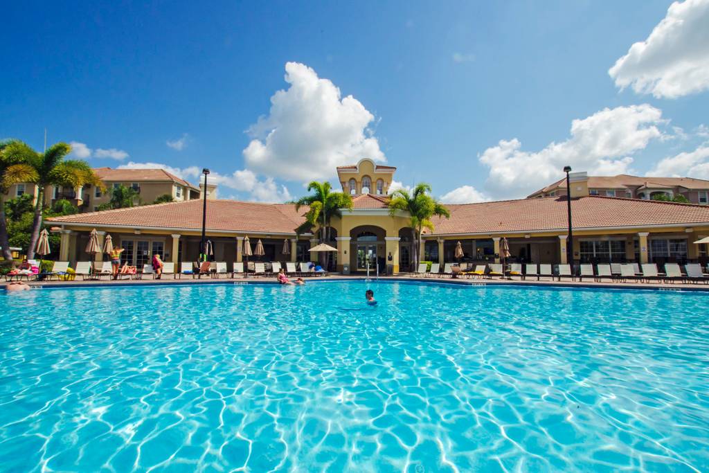 Massive-Pool-at-Vista-Cay-in-Orlando