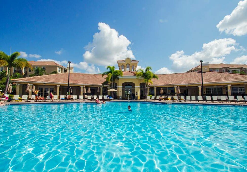 Massive-Pool-at-Vista-Cay-in-Orlando